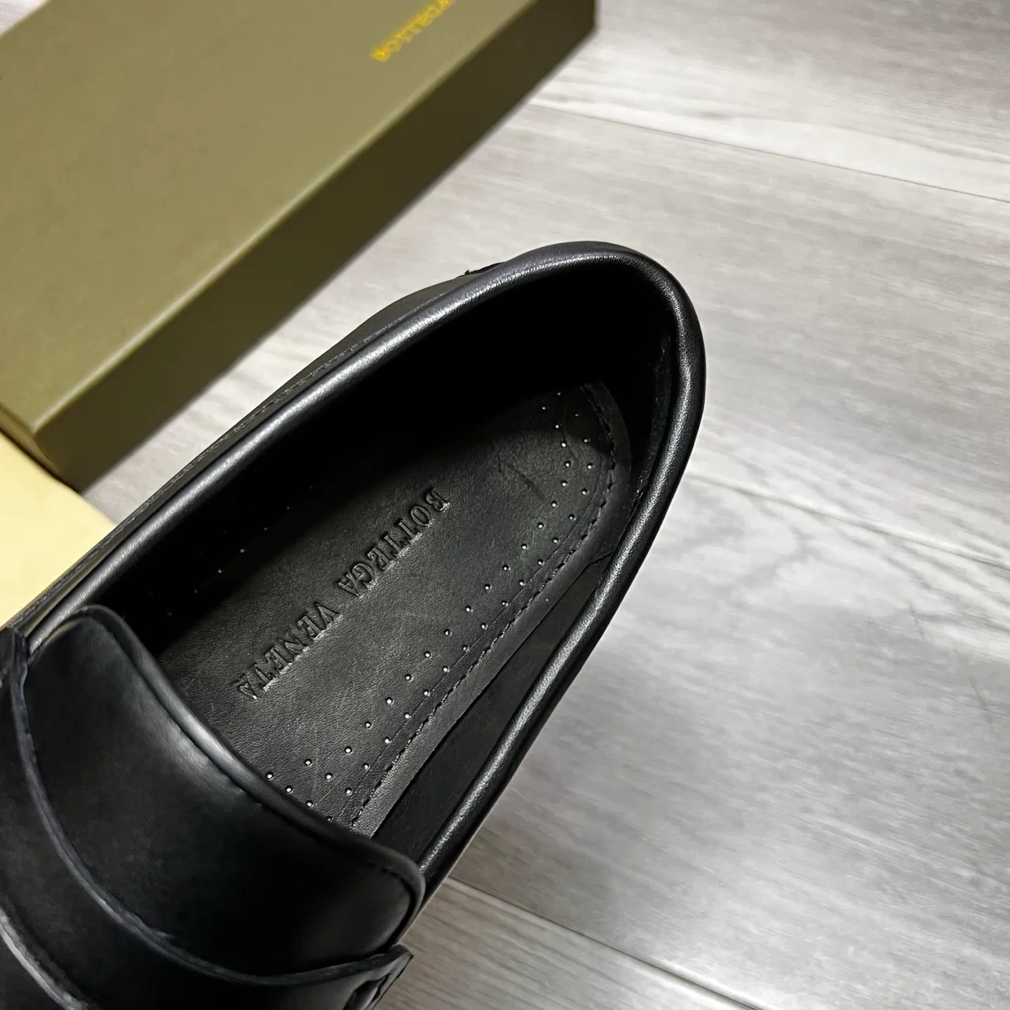 Factory price 480 BV 〰️Purely handmade classic men's beanie shoes👉👉driving shoes, slip-on shoes, made of imported cowhide from Italy, 💕water-dyed cowhide lining, 🔊original outsole, waterproof platform design, comfortable on the feet. A good choice for traveling and driving, two colors available, code number: 38-44, (45 can be customized)